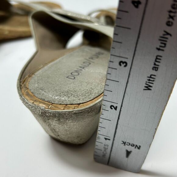 Donald Pliner Dionne Champagne Gold Metallic Leather Toe-Post Wedge Sandals Sz 8 - Picture 15 of 15